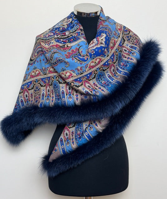 Pavloposada šalle ar polārlapsas kažokādu